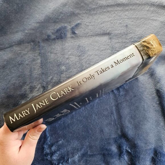 It Only Takes a Moment (Key News Thrillers) by Mary Jane Clark, Mystery Suspense - Picture 3 of 5